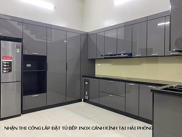 Thi công tủ bếp inox cánh kính