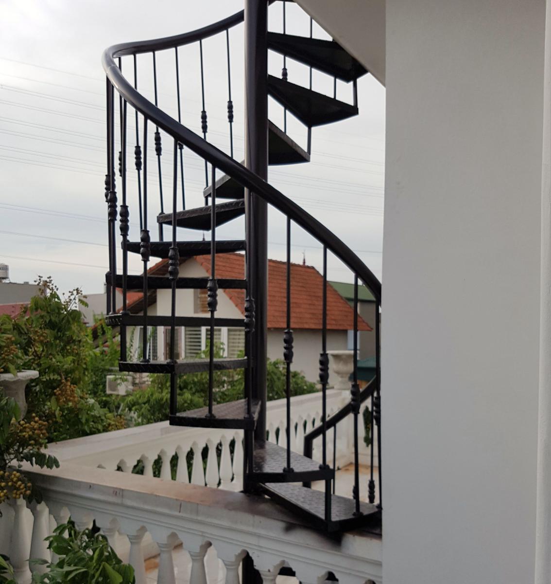 Thiết kế cầu thang: Cầu thang không chỉ là một bộ phận cần thiết trong kiến trúc nhà ở, mà còn là vật dụng trang trí độc đáo cho ngôi nhà của bạn. Với các thiết kế đẹp và sáng tạo, chúng tôi sẽ giúp bạn tạo ra một cầu thang độc đáo và tuyệt vời cho ngôi nhà của bạn.